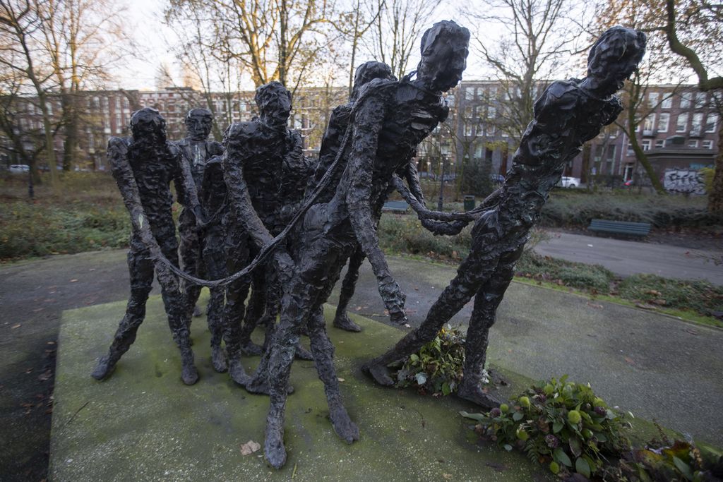 Dalam arsip foto tertanggal 10 Desember 2020 di Amsterdam, Belanda, ini terlihat monumen nasional Masa Lalu Perbudakan yang dibuat oleh Erwin de Vries.