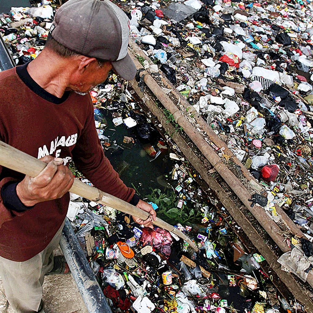  Ade (55) memulung sampah plastik yang hanyut terbawa aliran Sungai Cikapundung yang masuk ke aliran Sungai Citarum di Cijagra, Kabupaten Bandung, Rabu (3/1). Penataan kawasan Sungai Citarum yang tercemar dan setiap tahun meluap menjadi banjir ini perlu segera dimulai.