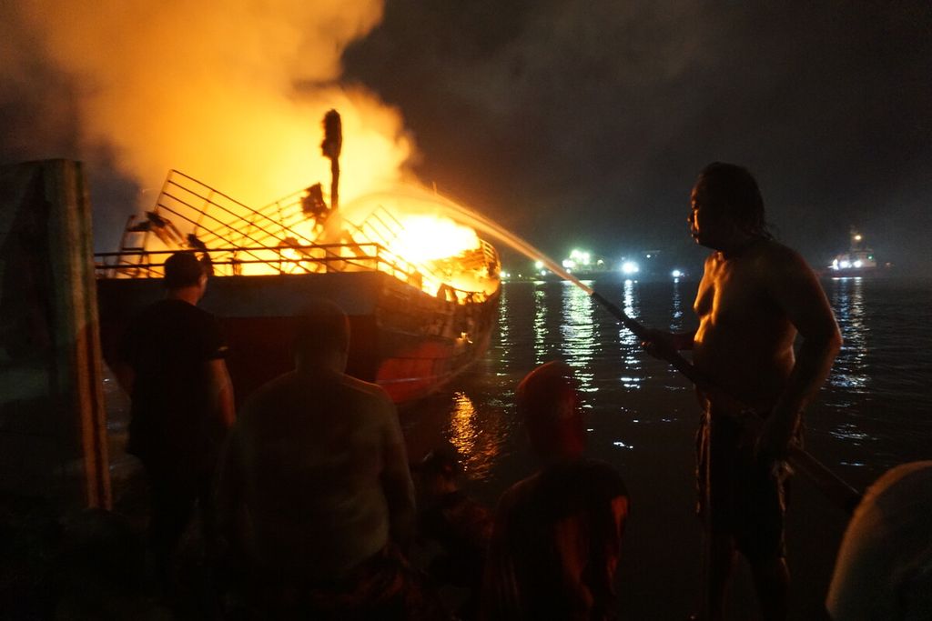 Kobaran api dan kepulan asap kebakaran puluhan kapal di Cilacap, Jawa Tengah, masih terus terjadi hingga Selasa (3/5/2022) malam sekitar pukul 23.44.