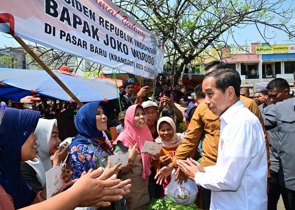 Presiden Joko Widodo saat mengunjungi Pasar Kranggot, Kota Cilegon, Provinsi Banten, Selasa (12/9/2023).
