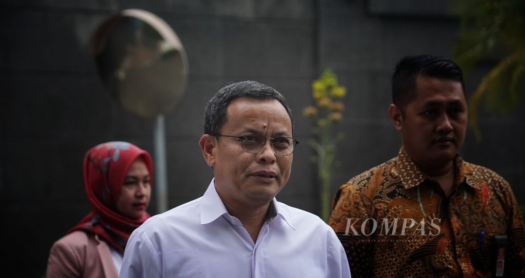 Hakim Konstitusi Guntur Hamzah (tengah) di kompleks Mahkamah Konstitusi, Jakarta, Kamis (2/11/2023). 