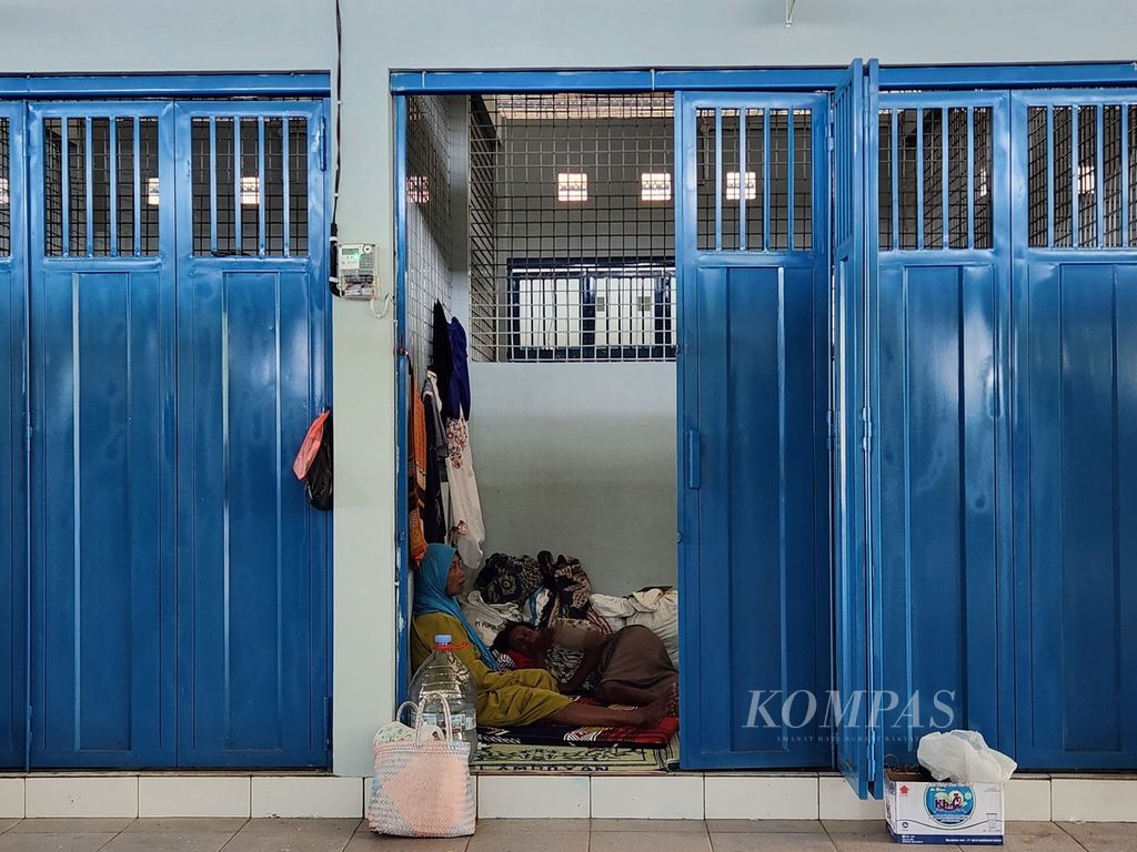 Sejumlah warga asal Demak beristirahat di tempat pengungsian di Pasar Saerah, Kabupaten Kudus, Jawa Tengah, Selasa (19/3/2024).