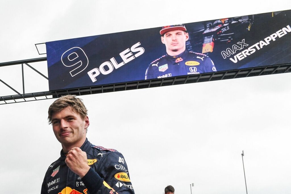 Pebalap Red Bull Max Verstappen merayakan suksesnya meraih posisi start terdepan seusai menjadi pebalap tercepat pada sesi kualifikasi Grand Prix Formula 1 Belgia di Sirkuit Spa-Francorchamps, Belgia, 28 Agustus 2021. Verstappen kembali diunggulkan menjadi  pemenang GP F1 Belgia yang digelar akhir pekan ini.