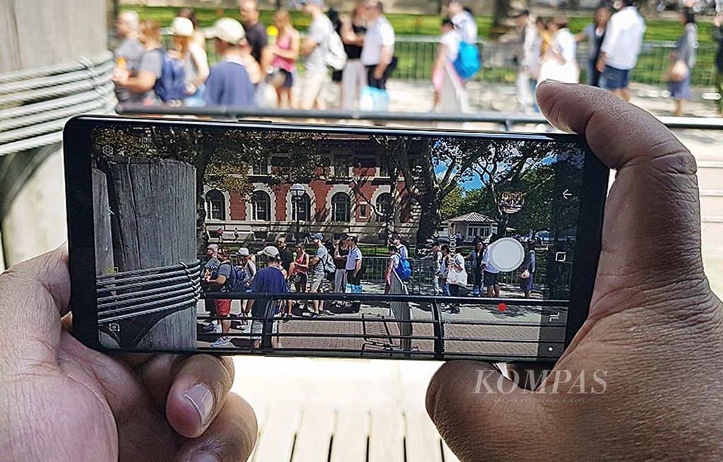 Efek bokeh pada kamera Galaxy Note8 bisa diatur sebelum pengambilan gambar ataupun setelah pengambilan gambar.