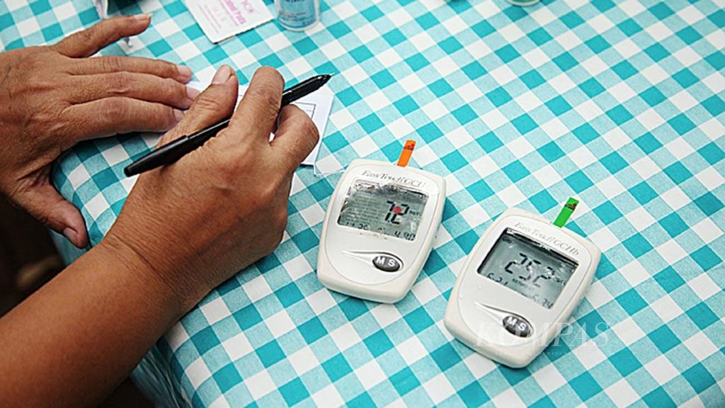 Pemeriksaan gula darah bagi warga lansia yang tergabung dalam Klub Jantung Sehat Hang Tuah, Jakarta.