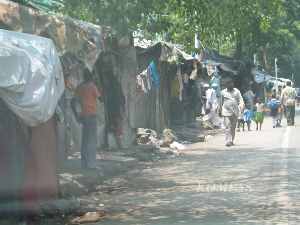 Pemandangan di Dharavi, kawasan perkampungan kumuh terluas di dunia yang ada di tengah kota Mumbai, India. Di kawasan yang membentang 1,75 kilometer di sepanjang Sungai Mahim ini tinggal lebih dari 1  juta kaum miskin Mumbai yang umumnya kaum migran,l 22 Juni 2006. 