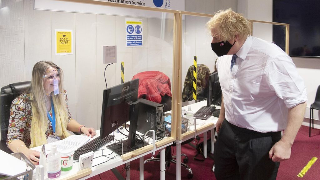 Perdana Menteri Inggris, Boris Johnson saat mengunjungi pusat vaksinasi Covid di Rainbow Pharmacy, Milton Keynes, Inggris, Rabu (29/12/2021) 