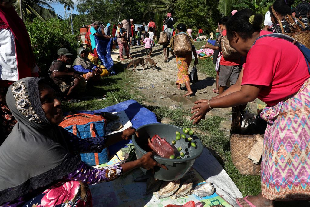  Barter atau saling tukar barang antarwarga di Pasar Mambunibuni di Distrik Kokas, Kabupaten Fakfak, Papua Barat, Sabtu (19/6/2021).