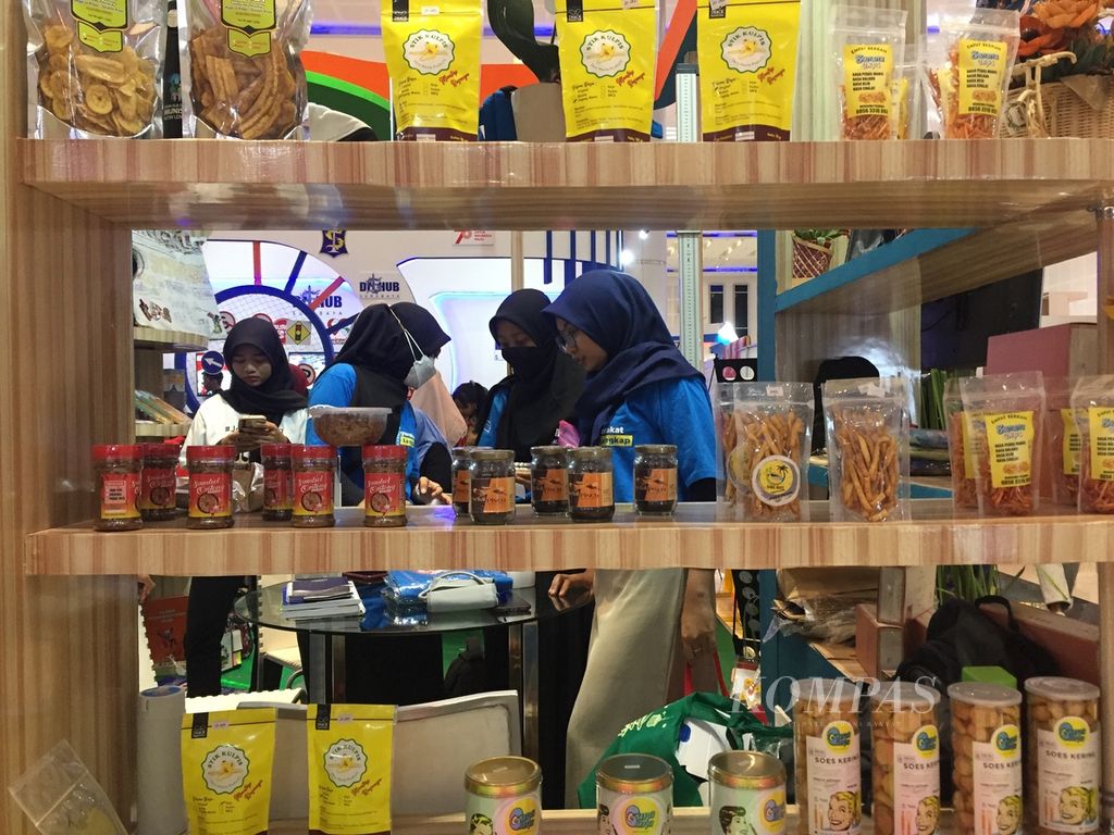Suasana transaksi di salah satu stan Surabaya Great Expo sekaligus memeriahkan peringatan HUT ke-78 RI di Surabaya, Jawa Timur, Sabtu (19/8/2023). Pameran untuk mendorong pengembangan usaha mikro, kecil, dan menengah (UMKM) yang diyakini menguatkan ketahanan nasional.