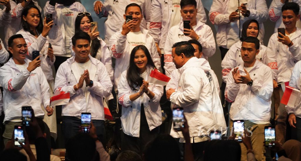 Gestur tubuh bakal calon presiden Prabowo Subianto bergaya lari saat menuju panggung dalam Deklarasi Relawan Penerus Negeri di Djakarta Theater, Jakarta, Sabtu (28/10/2023).