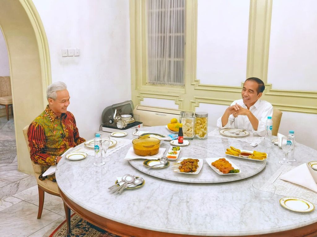 Presiden Joko Widodo makan bersama dengan Gubernur Jawa Tengah yang juga bakal capres dari PDI-P, Ganjar Pranowo, di Istana Merdeka, Jakarta, pada Jumat (9/6/2023). Foto pertemuan empat mata tersebut baru diunggah oleh Ganjar melalui akun media sosial miliknya pada Selasa (13/6) malam.