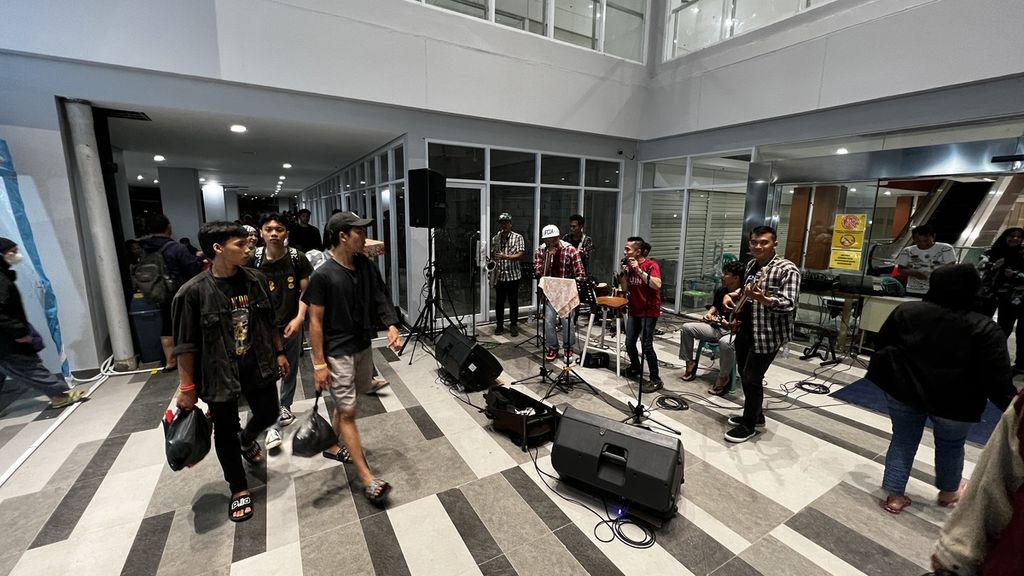 <i>Live music</i> dalam kegiatan festival kue subuh di pusat grosir Senen Jaya Blok 1 dan 2, Jakarta Pusat, Jumat (10/2/2023).