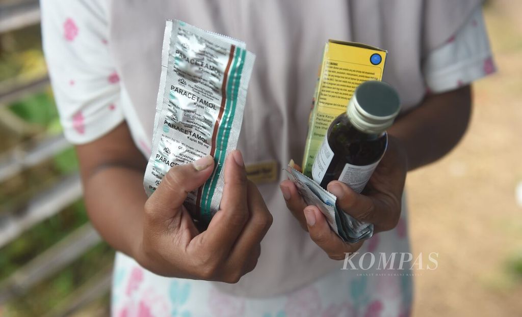 Warga menunjukkan obat yang diberikan tenaga kesehatan Puskesmas Sangkapura saat pemeriksaan kesehatan keliling di pengungsian korban gempa Desa Dekatagung, Kecamatan Sangkapura di Pulau Bawean, Gresik, Selasa (26/3/2024). 