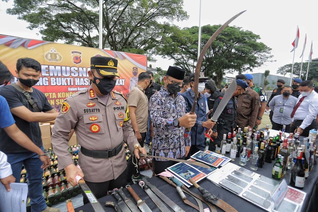 Kepala Kepolisian Resor Kota Bogor, Komisaris Besar Susatyo Purnomo Condro bersama Wali Kota Bogor Bima Arya, saat meninjau hasil sitaan barang bukti senjata tajam dan minuman keras.
