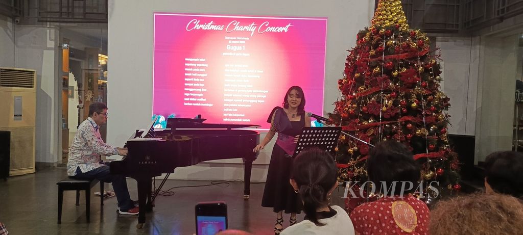  Shelomita Amory, soprano berusia 14 tahun asal Salatiga, Jawa Tengah, berduet dengan pianis Ananda Sukarlan dalam Konser Amal Natal pada Minggu (17/12/2023) di Mitra Hadiprana Boutique Mall, Kemang, Jakarta Selatan. Pentas itu juga mengenalkan karya terbarunya berjudul ”Pandemic Poems”, yang menangkap isi sejumlah puisi tentang pandemi. 