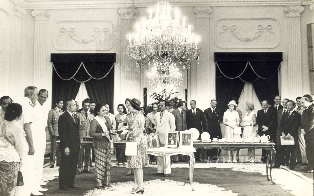 Ratu Elizabeth II berbincang dengan Presiden Soeharto dan Ibu Tien di Jakarta, 18 Maret 1974. Ratu Elizabeth II didampingi Pangeran Philips dan rombongan melakukan kunjungan tujuh hari di Indonesia dengan berbagai kegiatan di Bali, Jakarta, dan Yogyyakarta. 
