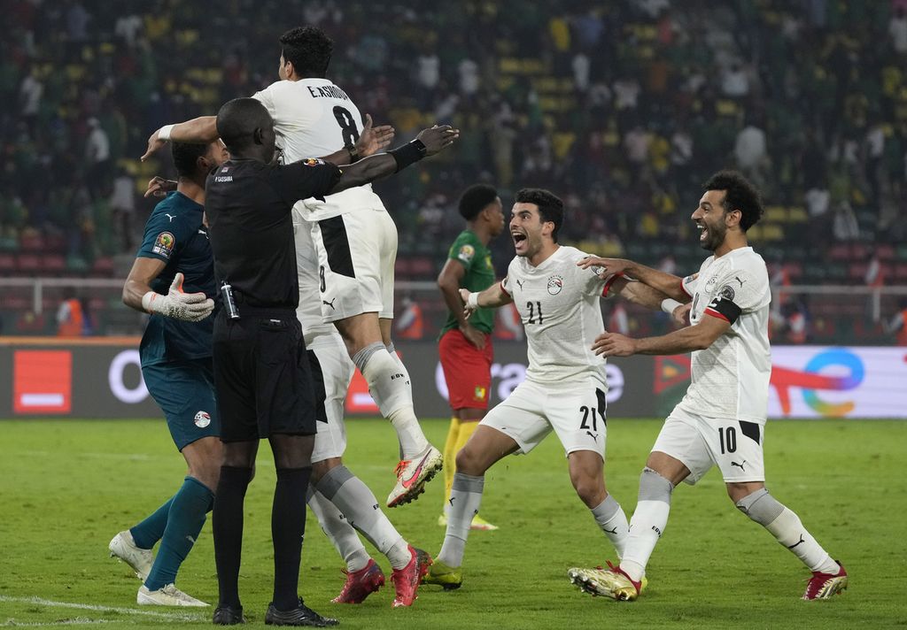 Para pemain Mesir merayakan keberhasilan mereka lolos ke final Piala Afrika 2022 seusai menyingkirkan tuan rumah Kamerun di semifinal, 3 Februari 2022. Di final, Mesir akan menghadapi Senegal.