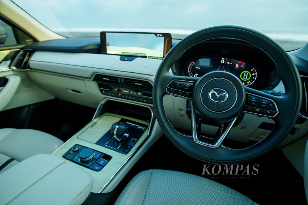Tranmisi dan rombol pengaturan headset All-New Mazda CX-60 Elite. 