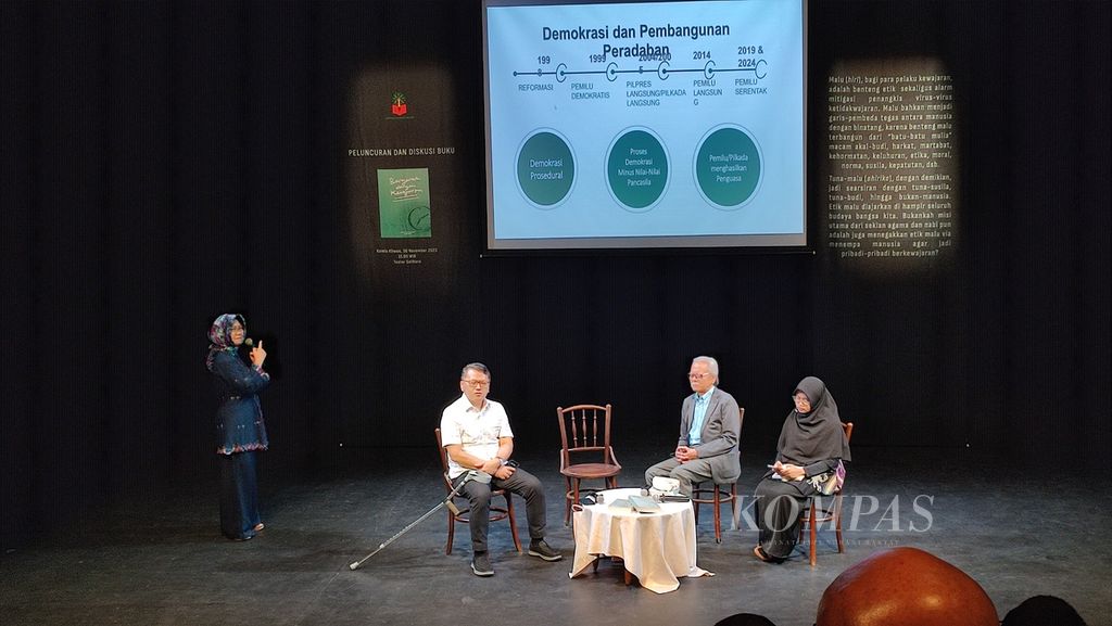 Peneliti Ahli Utama Badan Riset dan Inovasi Nasional (BRIN) R Siti Zuhro (kiri) memberikan tanggapan dalam acara peluncuran buku antologi kedua yang ditulis Sudirman Said berjudul <i>Bergerak dengan Kewajaran</i>, Kamis (30/11/2023), di Jakarta. 