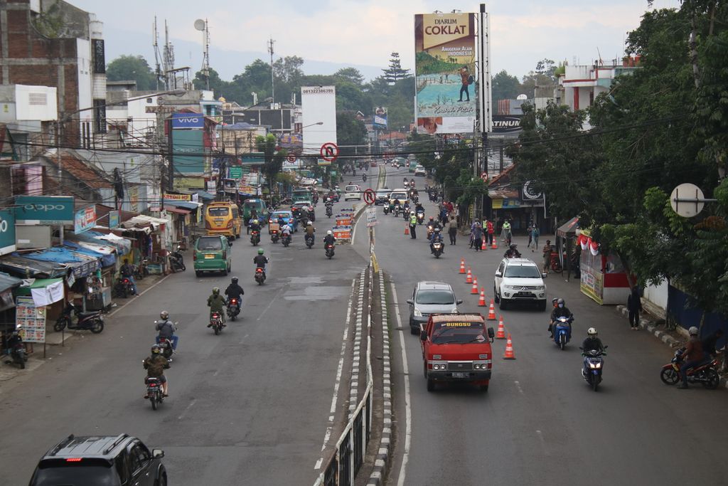 Kondisi Jalan Jenderal Ahmad Yani, tepatnya di Depan Terminal Cicaheum, Kota Bandung, Minggu (10/5/2020). 