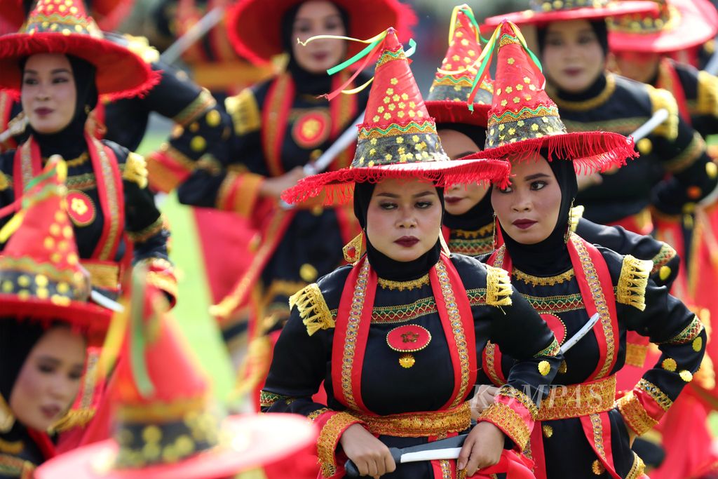 Penari membawakan tari Lumense dari Provinsi Sulawesi Tenggara untuk memeriahkan Upacara Peringatan Detik-detik Proklamasi Kemerdekaan RI di Istana Merdeka, Jakarta, Rabu (17/8/2022). KOMPAS/HERU SRI KUMORO
