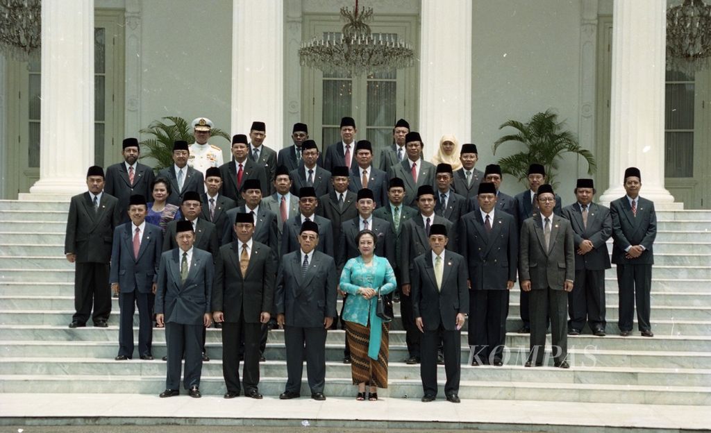 Presiden Abdurrahman Wahid dan Wapres Megawati Soekarnoputri bergambar bersama dengan para menteri Kabinet Persatuan Nasional periode 1999-2004 di depan Istana Merdeka seusai pelantikan pada Jumat (29/10). 