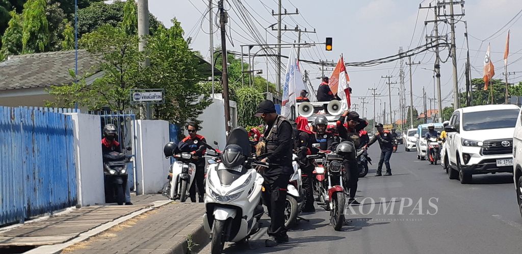 Puluhan pekerja dari berbagai perusahaan di Sidoarjo bersiap mengikuti demo buruh yang dipusatkan di Surabaya, Senin (20/11/2023). Mereka menuntut kenaikan upah minimum provinsi dan upah minimum kabupaten kota tahun 2024 sebesar 15 persen dari tahun sebelumnya. 