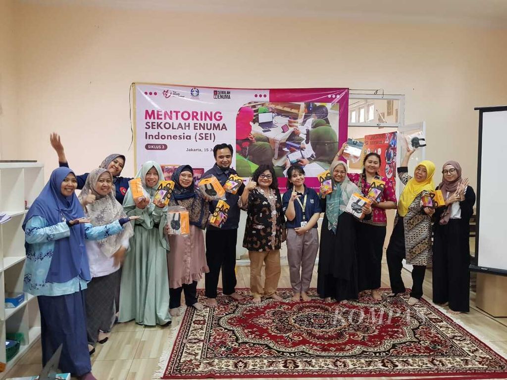 Ketua Yayasan Rumah Komunitas Kreatif (YRKK) Ella Yulaelawati (tengah) foto bersama dengan para peserta Mentoring Sekolah Enuma di TK Angkasa 1 Halim Perdanakusuma, Jakarta Timur, Sabtu (15/7/2023). 