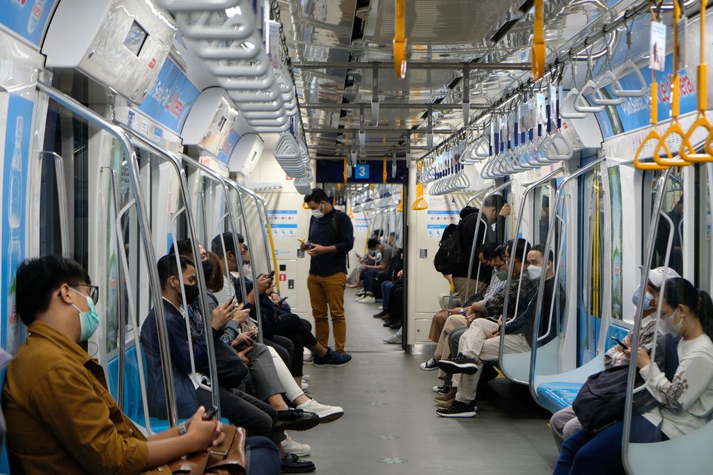 Suasana di dalam kereta MRT di Stasiun MRT Dukuh Atas, Jakarta Pusat, Jumat (18/11/2022). 