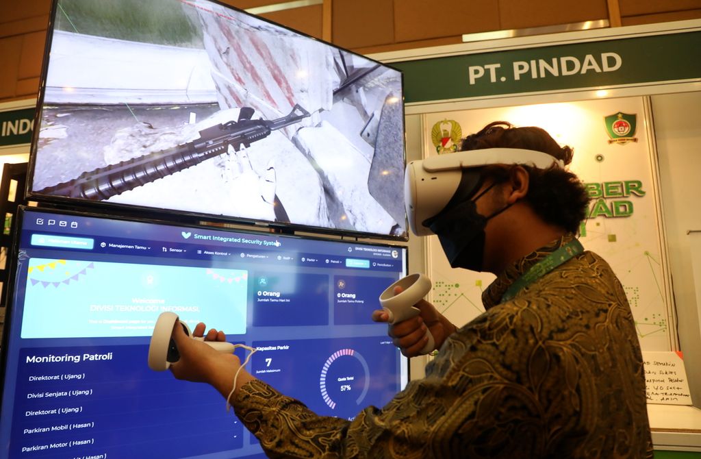Penjaga stan mendemontrasikan teknologi virtual reality” Simulation of Firearm SS2 V4 HB dalam Ekshibisi Siber Pussansiad 2021 di Hotel Santika, Slipi, Jakarta, Rabu (24/11/2021). Pameran yang diikuti sejumlah perusahaan yang mengembangkan teknologi siber ini digelar Pusat Sandi dan Siber TNI Angkatan Darat. 