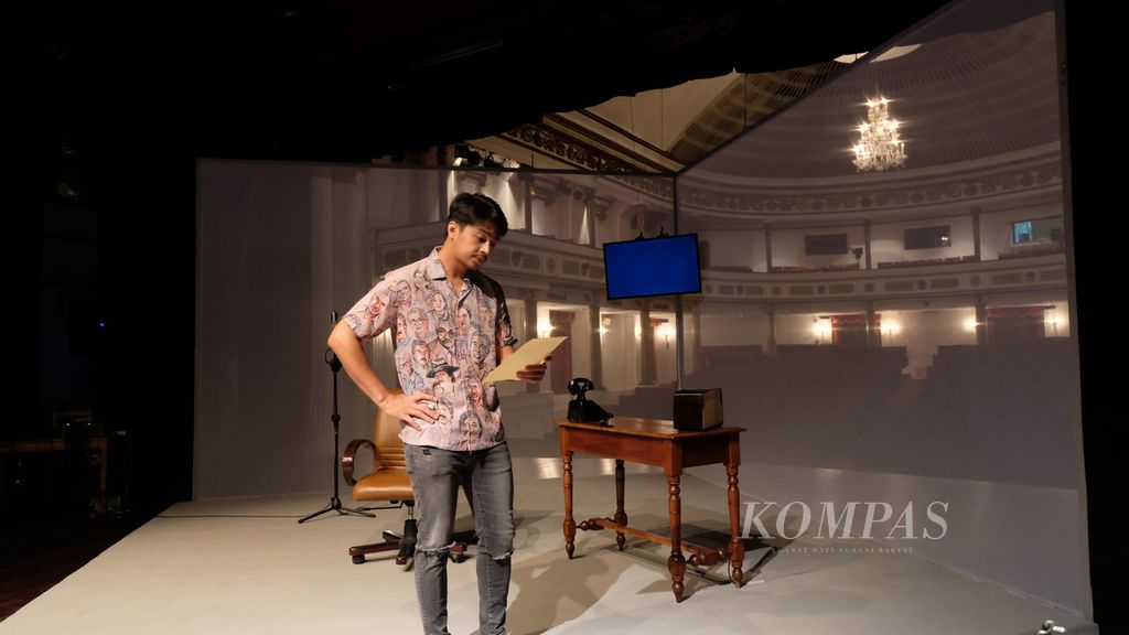 Aktor Deva Mahenra di Gedung Kesenian Jakarta, Jakarta, Jumat (15/4/2022). Ia memerankan tokoh Sjafruddin Prawiranegara di teater monolog berjudul <i>Kacamata Sjafruddin</i>, bagian dari seri monolog <i>Di Tepi Sejarah</i>. Video teater kini ditayangkan di platform Indonesiana TV.
