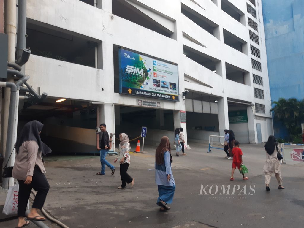 The atmosphere in the parking lot of CSB Mall in Cirebon City, West Java, on Tuesday (9/4/2024). Four individuals are suspected to have died in the mall's septic tank.