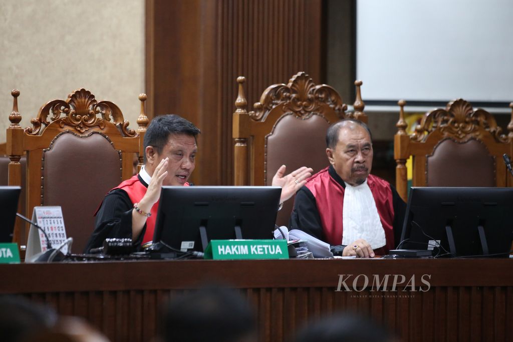 The Chairman of the Judges' Assembly, Adam Rianto Pontoh (left), asked a witness presented by the public prosecutor in the continued hearing of the case of alleged extortion and acceptance of gratuities at the Jakarta Anti-Corruption Court on Monday (6/5/2024).