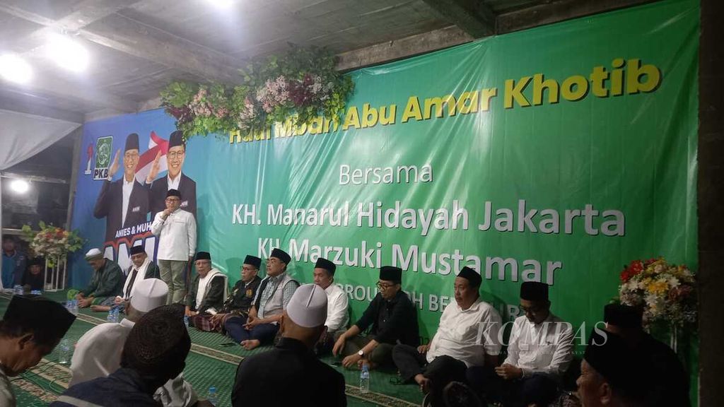 Calon wakil presiden nomor urut 1, Muhaimin Iskandar, berpidato pada acara haul Kiai Abu Amar Khotib di Pondok Pesantren Ar-Roudloh Berbaur, Pasuruan, Jawa Timur, Rabu (24/1/2024) malam. 