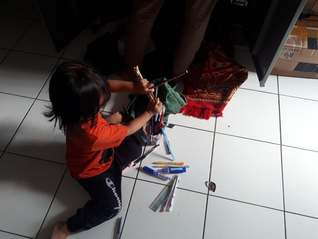 Salah satu anak bermain di Panti Asuhan Putra Nusa bagian Putri, Kebon Melati, Tanah Abang, Jakarta Pusat, DKI Jakarta, Rabu (26/10/2022).