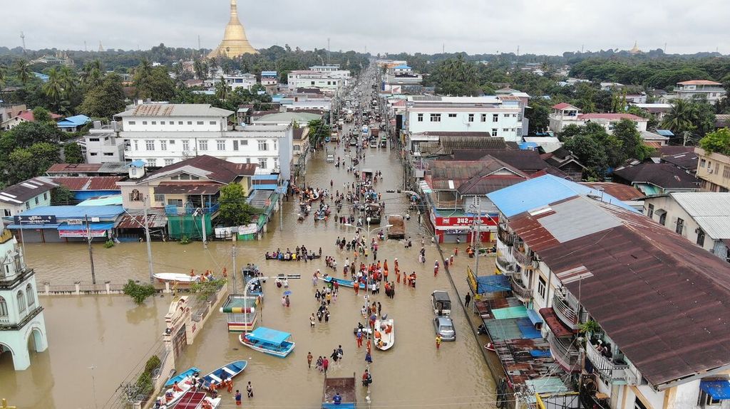 Foto yang diambil dari udara oleh Departemen Pemadam Kebakaran Myanmar pada Selasa (10/10/2023) memperlihatkan sebuah kawasan di Bago yang tergenang banjir.