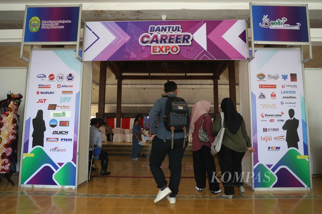 Pencari kerja mendatangi bursa kerja Bantul Career Expo di Pendapa SMKN 1 Kasihan, Bantul, DI Yogyakarta, Selasa (8/8/2023). Kegiatan yang digelar oleh Dinas Ketenagakerjaan dan Transmigrasi Bantul ini menyediakan sekitar 4.000 lowongan pekerjaan dari 35 perusahaan. 