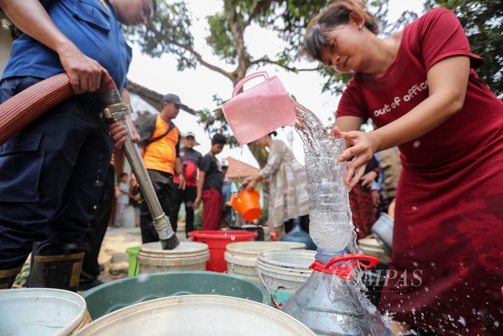 Warga mengisi galon miliknya dengan air bersih di Kelurahan Keranggan, Kecamatan Setu, Kota Tangerang Selatan, Banten, Senin (18/9/2023). 