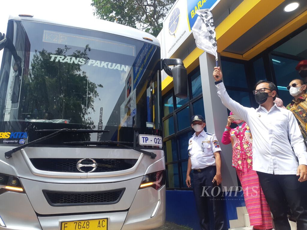 Wali Koya Bogor Bima Arya meluncurkan 13 bus di Koridor 2 Terminal Bubulak-Cidangiang-Ciawi dan 15 bus di Koridor 1 Terminal Bubulak-Cidangiang, di Halte Cidangiang, Baranangsiang, Rabu (15/12/2021).