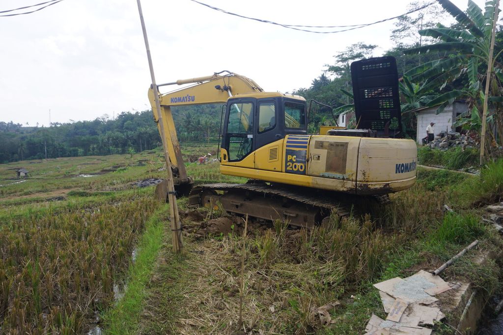 Sebuah eskavator disiapkan untuk mengevakuasi delapan petambang emas di Desa Pancurendang, Ajibarang, Banyumas, Jateng, Minggu (30/7/2023).