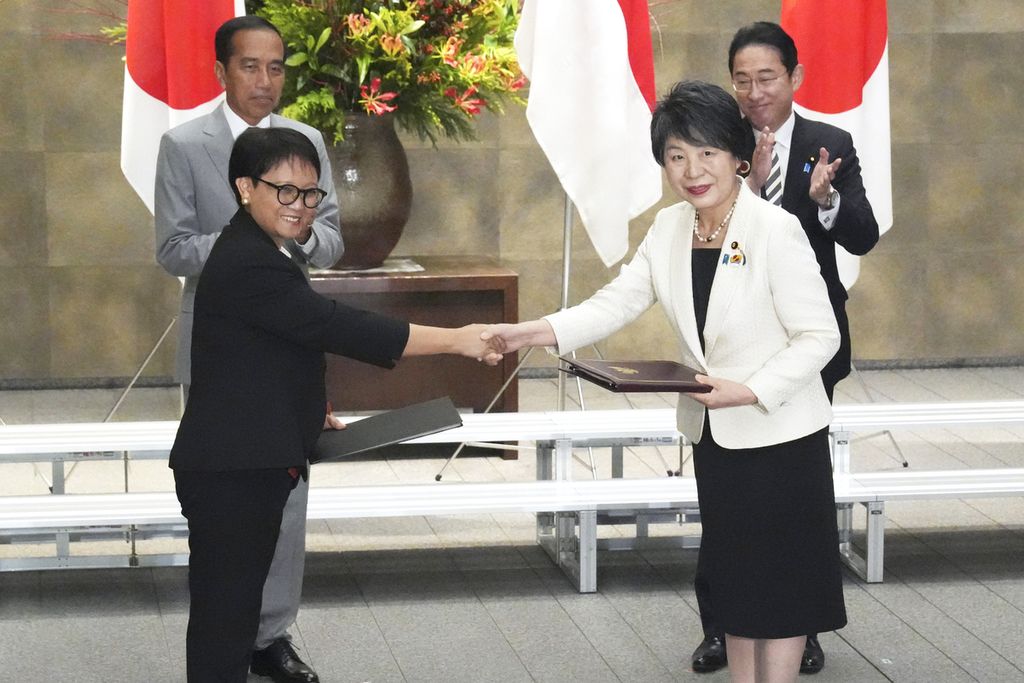  Presiden Joko Widodo dan Perdana Menteri Jepang Fumio Kishida setelah pertemuan di Kantor PM Jepang, Sabtu (16/12/2023), menyaksikan jabat tangan Menteri Luar Negeri Retno Marsudi dengan Menteri Luar Negeri Jepang Yoko Kamikawa. 