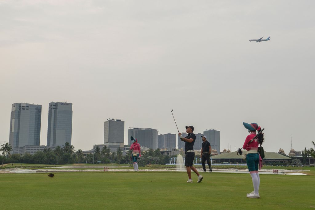 Sebuah pesawat melintas di atas Damai Indah Golf PIK Course, Jakarta Utara, Kamis (26/1/2023). Turnamen ini diharapkan dapat mempertemukan para pemain golf profesional dengan pemimpin-pemimpin perusahaan sehingga dapat bekerja sama memajukan industri golf dalam negeri. 