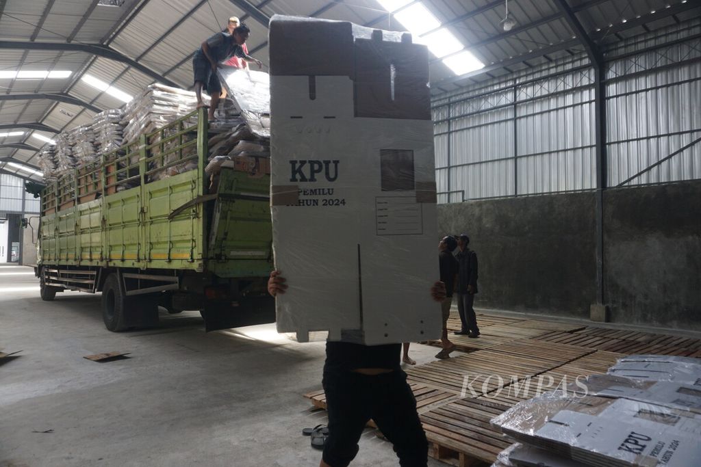 KPU Kabupaten Banyumas menerima 3.525 kotak suara yang disimpan di Gudang Logistik Karangnanas, Kecamatan Sokaraja, Kabupaten Banyumas, Jawa Tengah, Sabtu (2/12/2023). Tampak para pekerja sedang menurunkan kotak suara dari truk.