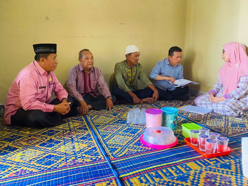 Gubernur Jambi Al Haris bertandang ke rumah Asniati, guru TK di Muaro Jambi yang ditagih pengembalian gaji dua tahun senilai Rp 75 juta oleh BKD Muaro Jambi. 