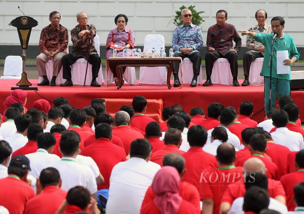 Presiden Joko Widodo memberikan sambutan dalam acara Peluncuran dan Kick Off Pembinaan Ideologi Pancasila di halaman Istana Kepresidenan Bogor, Jawa Barat, Sabtu (12/8). Hadir juga dalam kesempatan itu, Dewan Pengarah Unit Kerja Presiden Pembinaan Ideologi Pancasila  Mahfud MD (kiri ke kanan), Buya Syafii Maarif, Megawati Soekarnoputri, Tri Sutrisno, Wisnu Bawa Tenaya, dan Sudamex. 