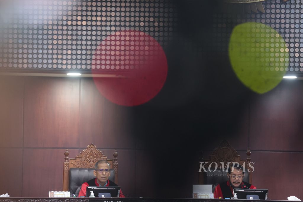 Hakim konstitusi Anwar Usman (kanan) dan Saldi Isra mengikuti sidang perkara terkait uji konstitusional sistem pemilu proporsional terbuka dengan nomor perkara 114/PUU-XX/2022 di Mahkamah Konstitusi, Jakarta, Kamis (15/6/2023).