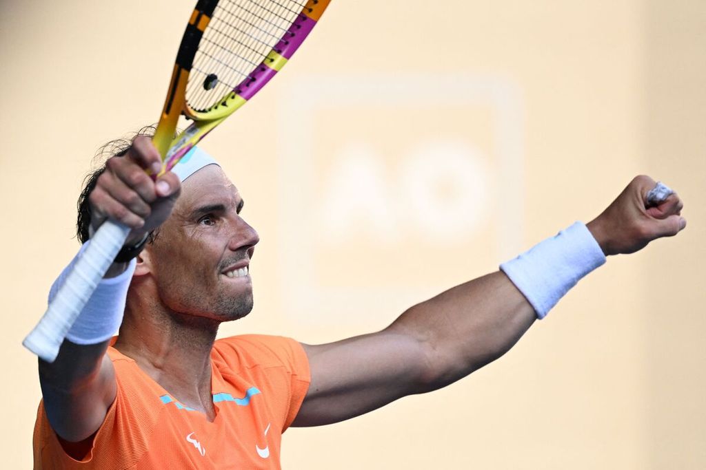 Petenis Spanyol, Rafael Nadal, merayakan kemenangan atas petenis Inggris, Jack Draper, pada hari pertama Australia Terbuka, 16 Januari 2023. Nadal kemudian absen hampir setahun akibat cedera pinggul.