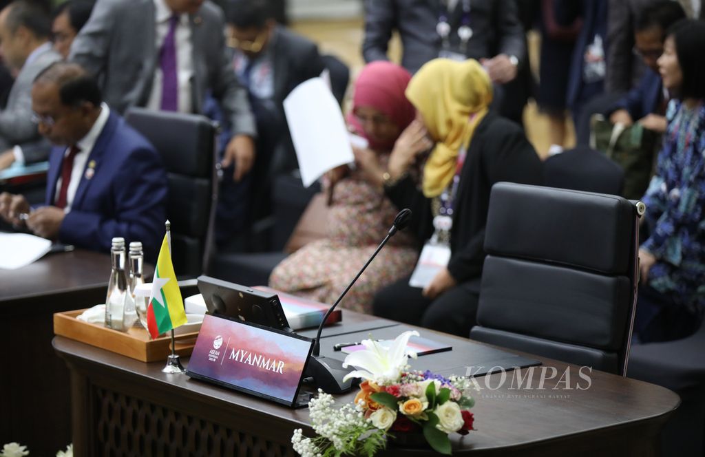 Kursi untuk perwakilan Myanmar kosong saat Pertemuan Menteri Luar Negeri ASEAN di Jakarta, Senin (4/9/2023). Pertemuan ini dipimpin Menteri Luar Negeri Retno P Marsudi. 