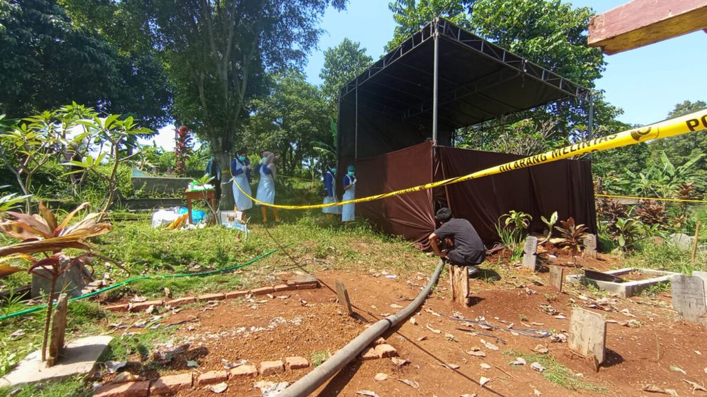 Polisi melakukan ekshumasi atau penggalian makam seorang pelajar SMP bernama Iko yang menjadi korban penganiayaan hingga tewas di Tempat Pemakaman Umum Cigirinsing, Bandung, Jawa Barat, Kamis (16/5/2024). Polisi telah menangkap dua pelaku yang juga teman satu sekolah korban.