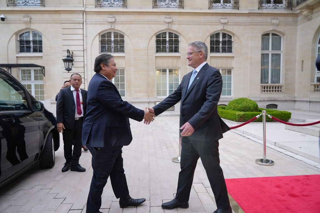 Menteri Koordinator Bidang Perekonomian Airlangga Hartarto (kiri) bersalaman dengan Sekretaris Jenderal Organisasi untuk Kerja Sama dan Pembangunan Ekonomi (OECD) Mathias Cormann sebelum Pertemuan Tingkat Menteri OECD di markas besar OECD di Paris, Perancis, Kamis (2/3/2024) waktu setempat.